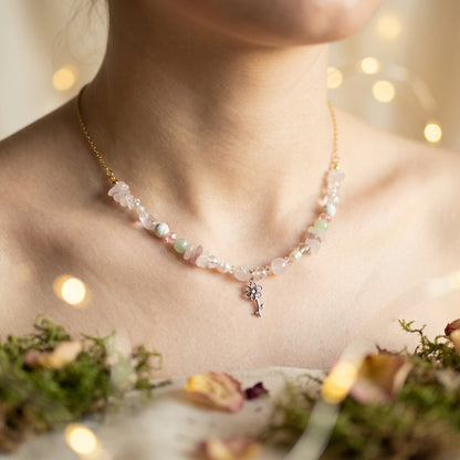 Naszyjnik Szept Kwiatów – Eteryczny Amulet z Różowym Kwarcem i Perłami