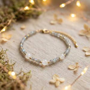 Bransoletka Gwiezdny Pył z Elfiej Polany – labradoryt, kamień księżycowy, metal pozlacany – biżuteria handmade